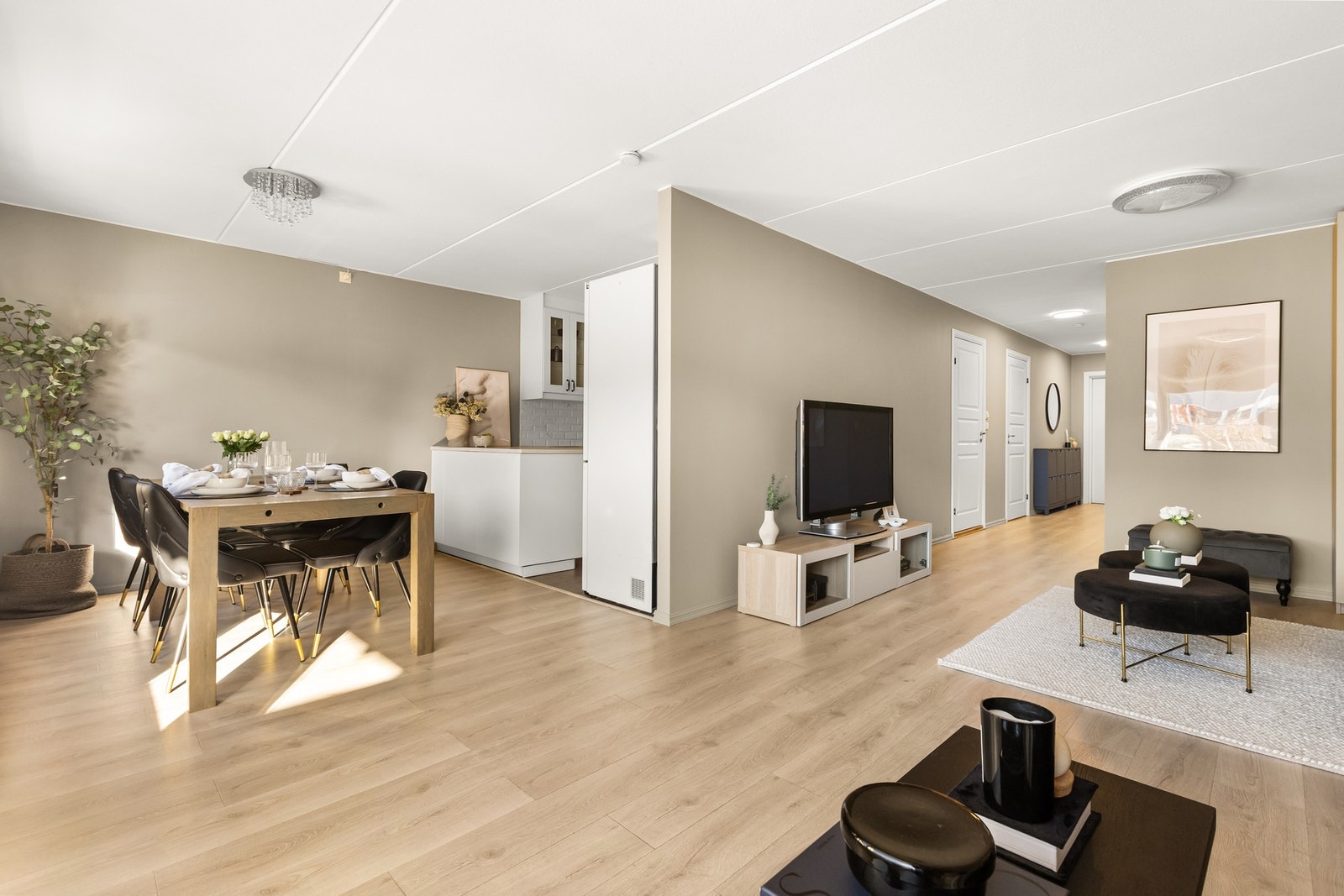 PrivatMegler Stefan Safri ønske velkommen til Ryenstubben 4 Galleribilde