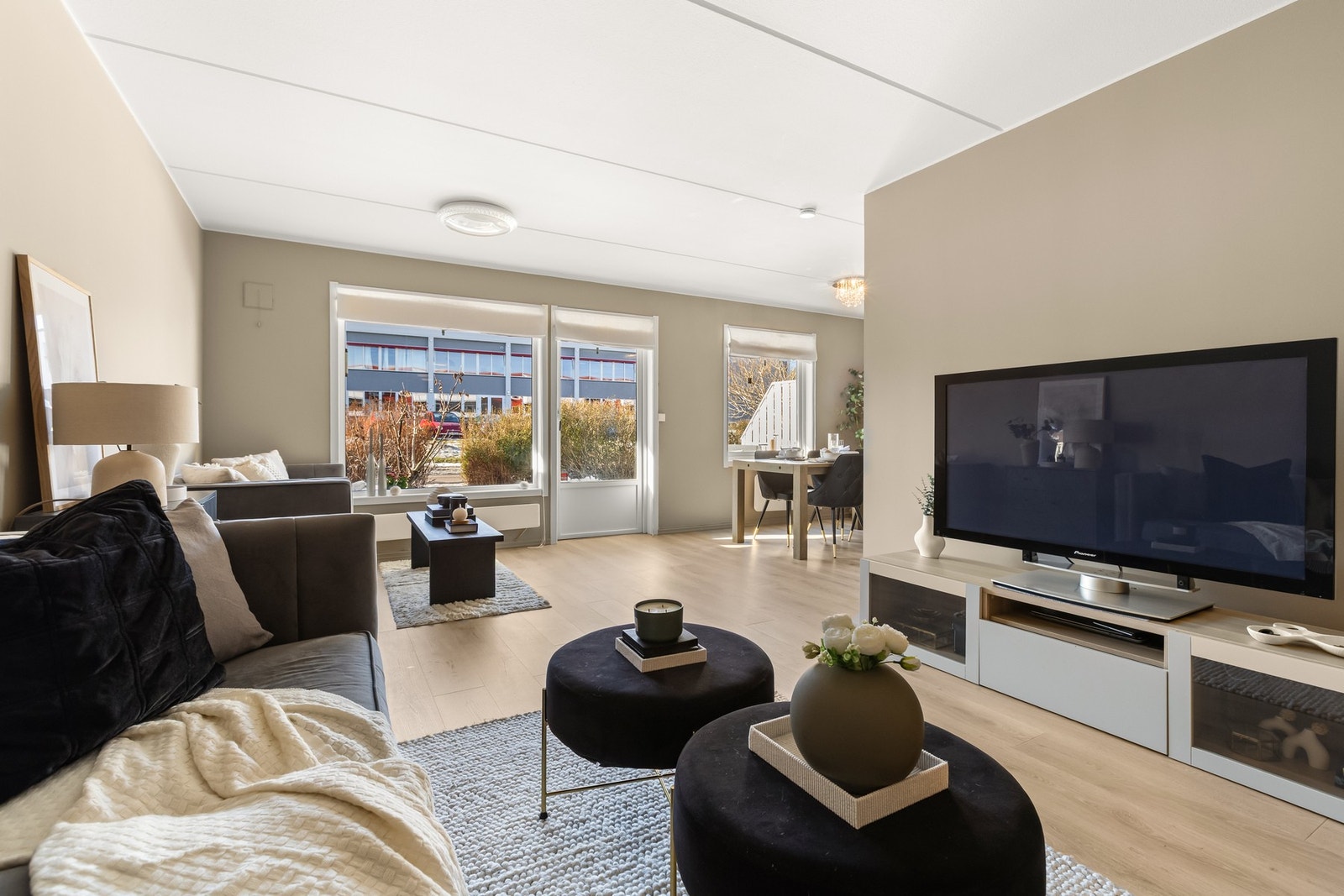 Lys og romslig stue med god plass til sofagruppe og spisebord Galleribilde