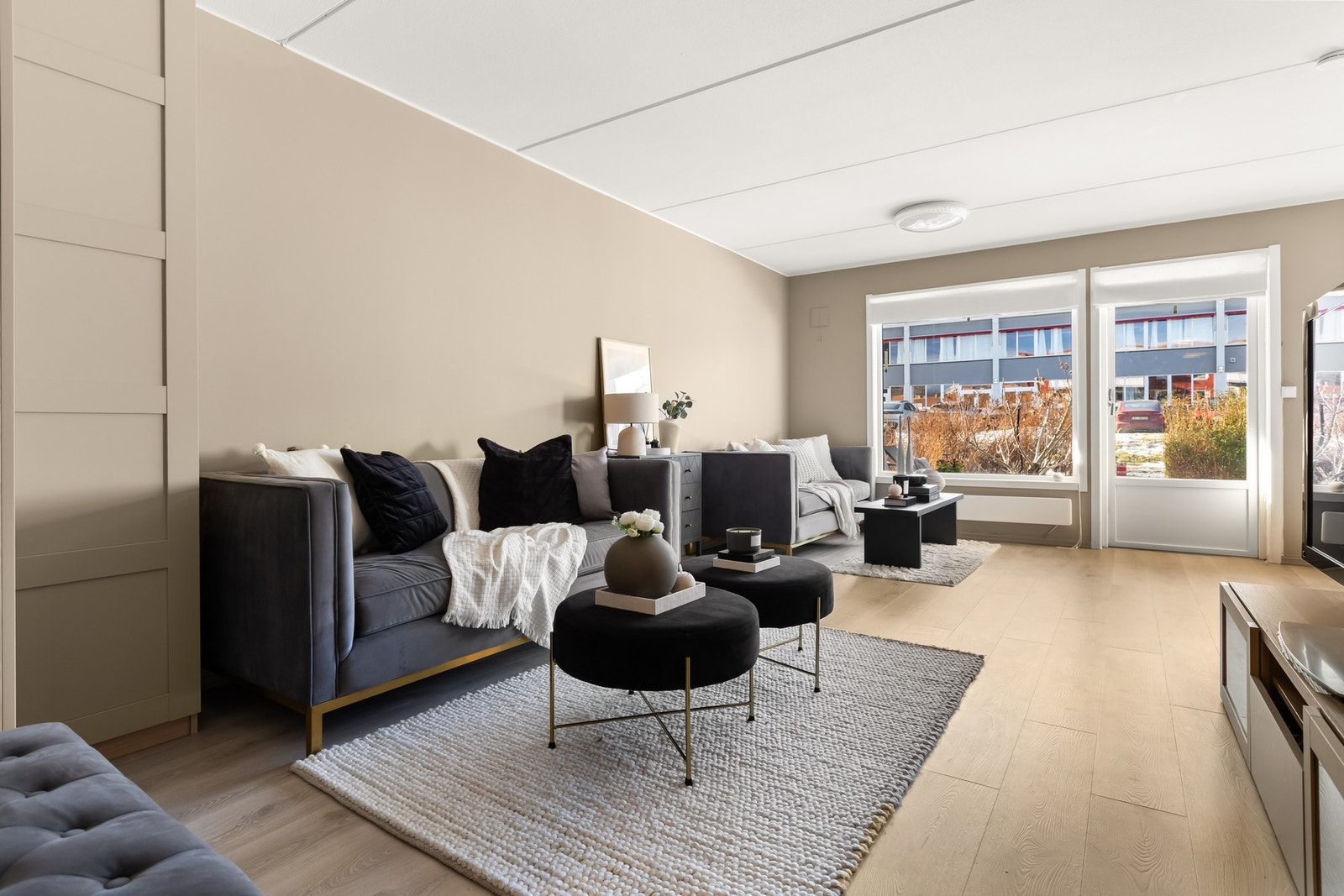 Store vindusflater i stue gir god lysforhold Galleribilde