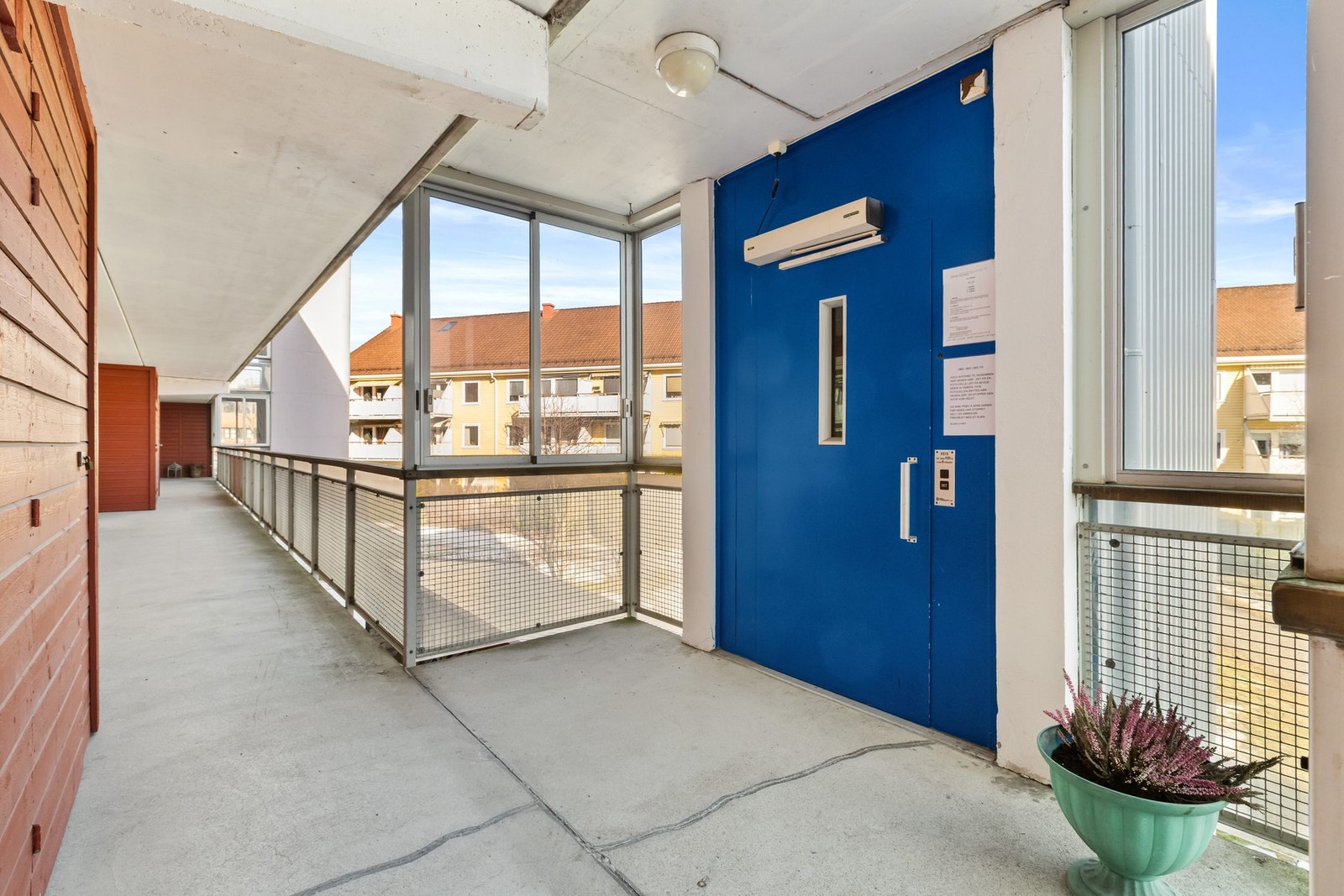 Enkel adkomst en med heis eller trappefritt på hagesiden. Galleribilde