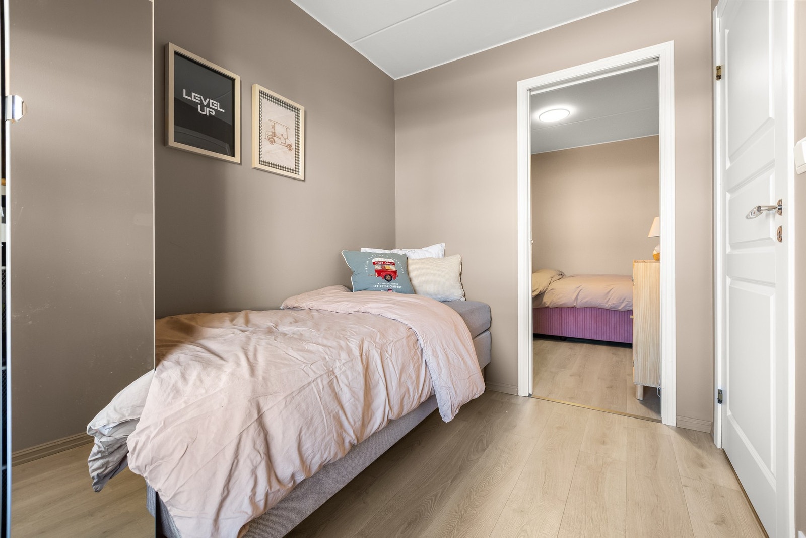 Soverom 1 med skyvedør inn til innredet rom med flere bruksmuligheter Galleribilde