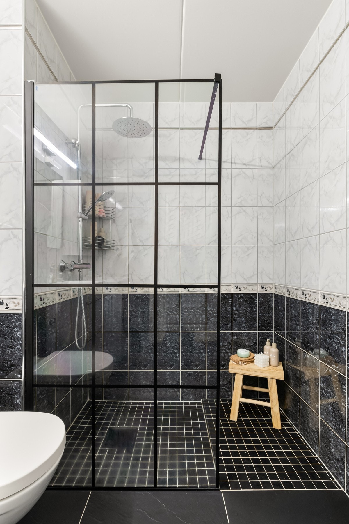 Flislagt bad med varmekabler, pusset opp i 2013 og delvis modernisert i 2021. Galleribilde