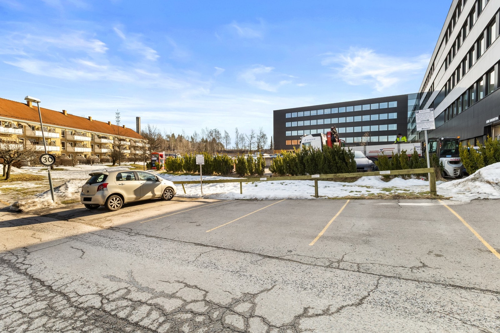 Med boligen følger det en fast parkeringsplass rett utenfor blokken merket snr. 3 Galleribilde