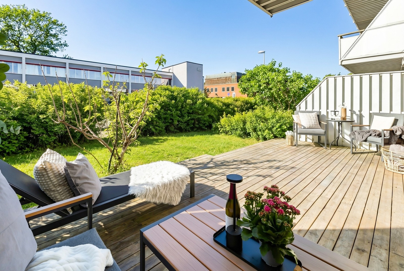 Solrik terrasse og hage Galleribilde