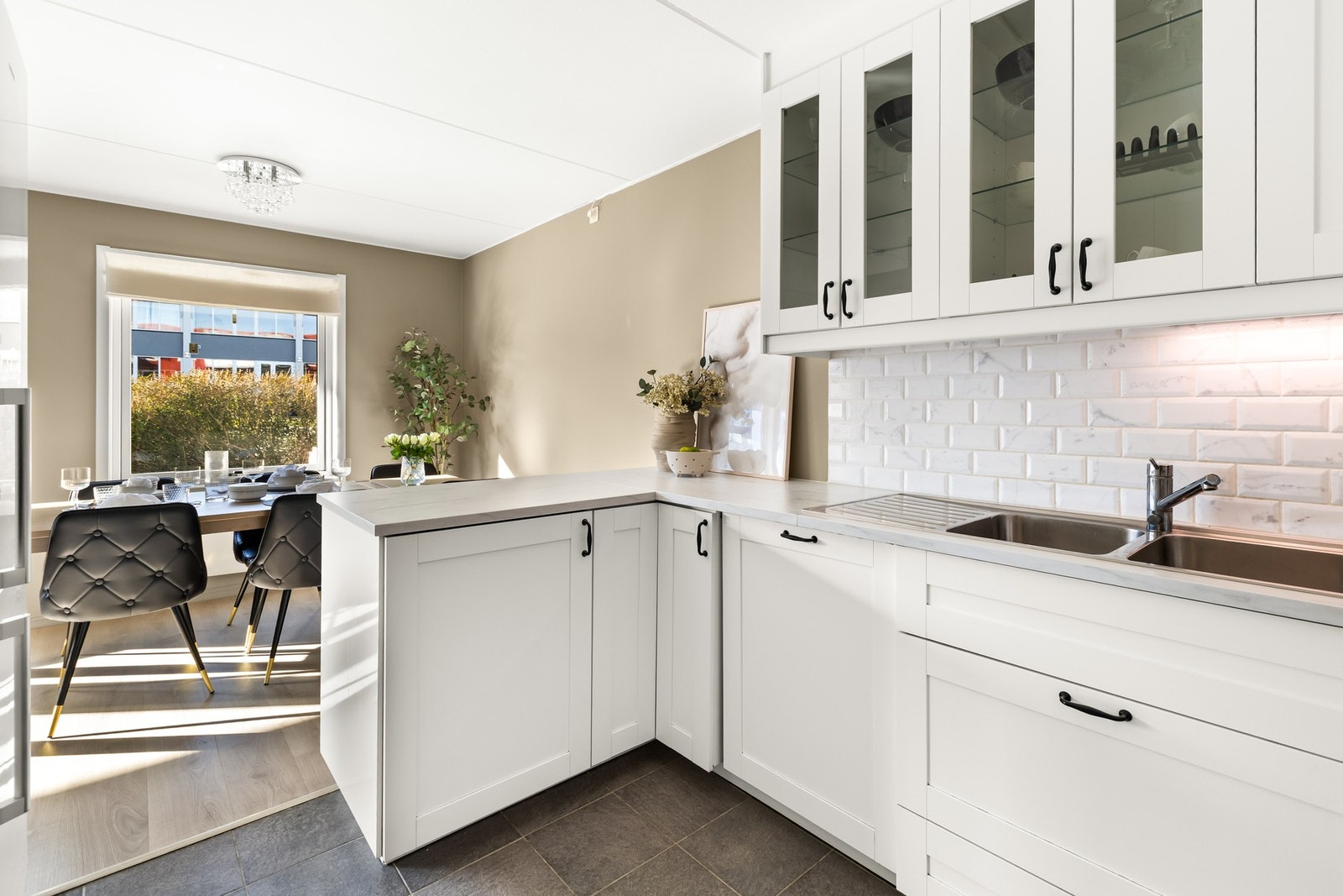 Åpen løsning mot spisestuen Galleribilde