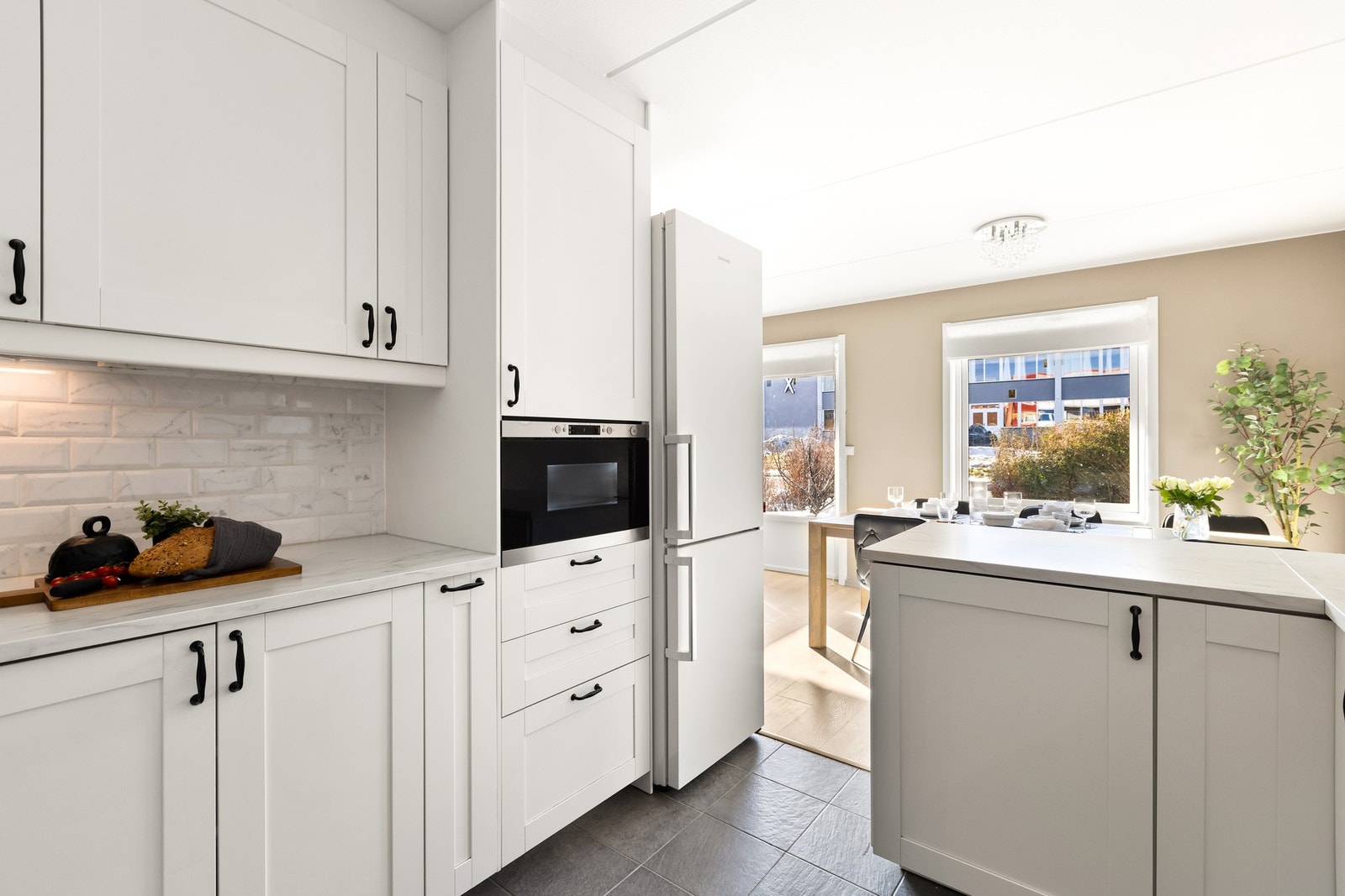 Integrert oppvaskmaskin og microovn, frittstående kjøl/frys og komfyr Galleribilde