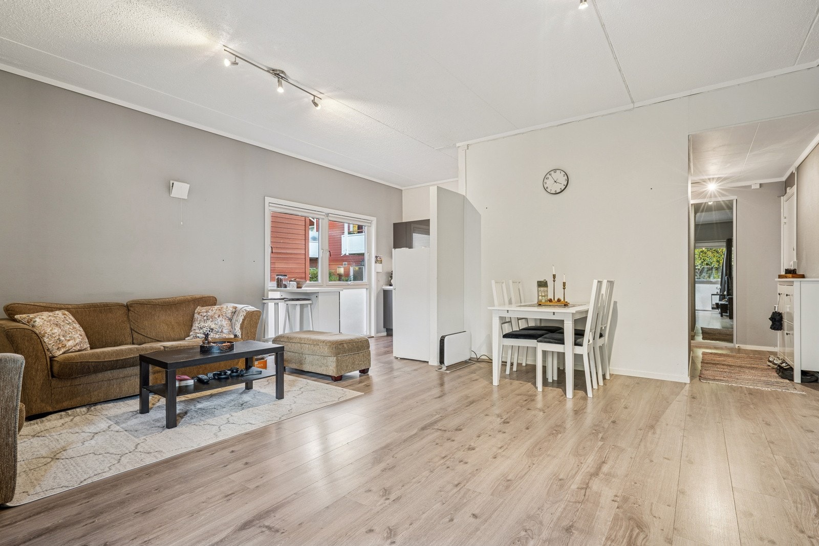 Stuen har god utforming og naturlig soner for sittegruppe og spisebord. Galleribilde