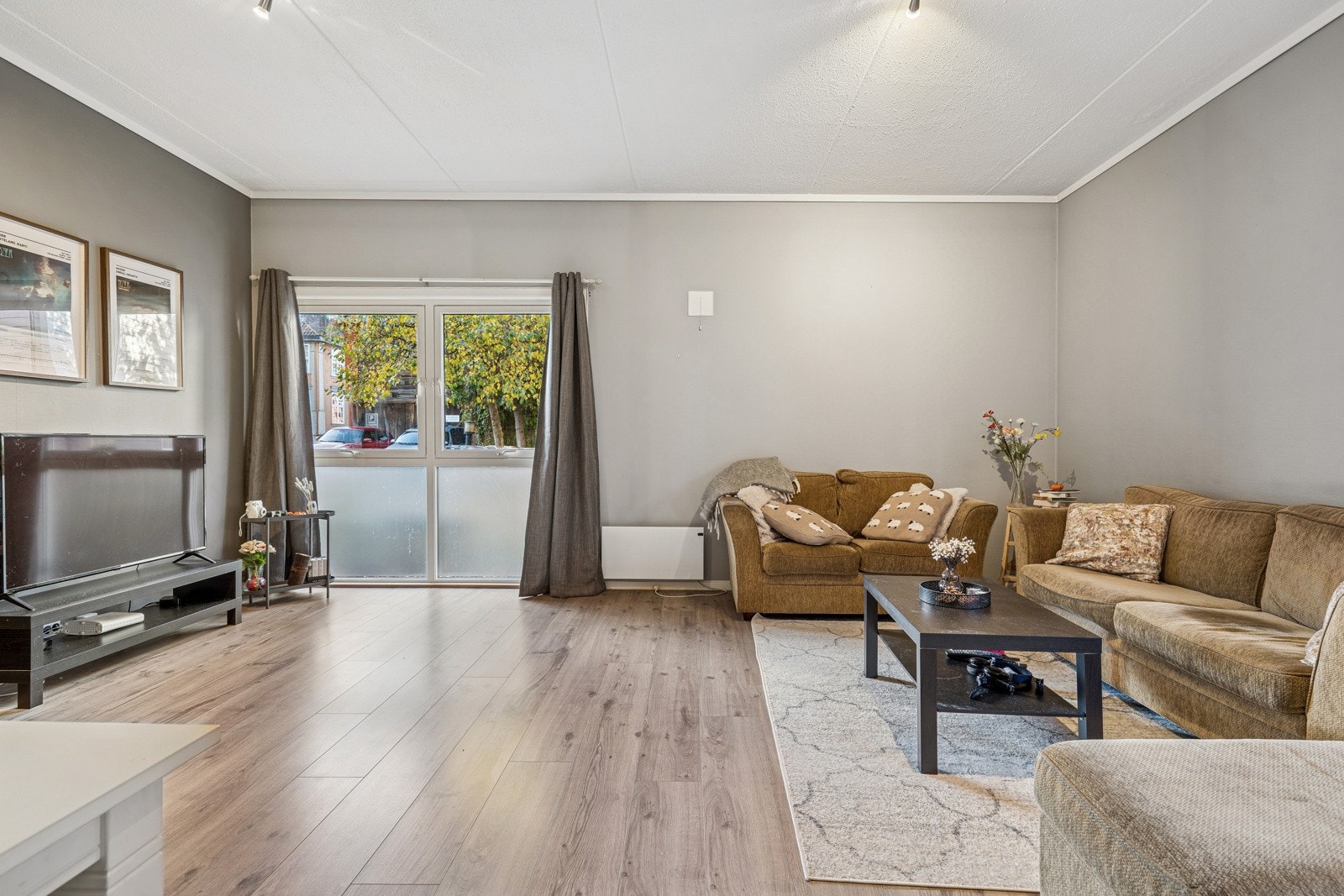 Leiligheten har gode vindusflater som gir rikelig med naturlig lys. Galleribilde