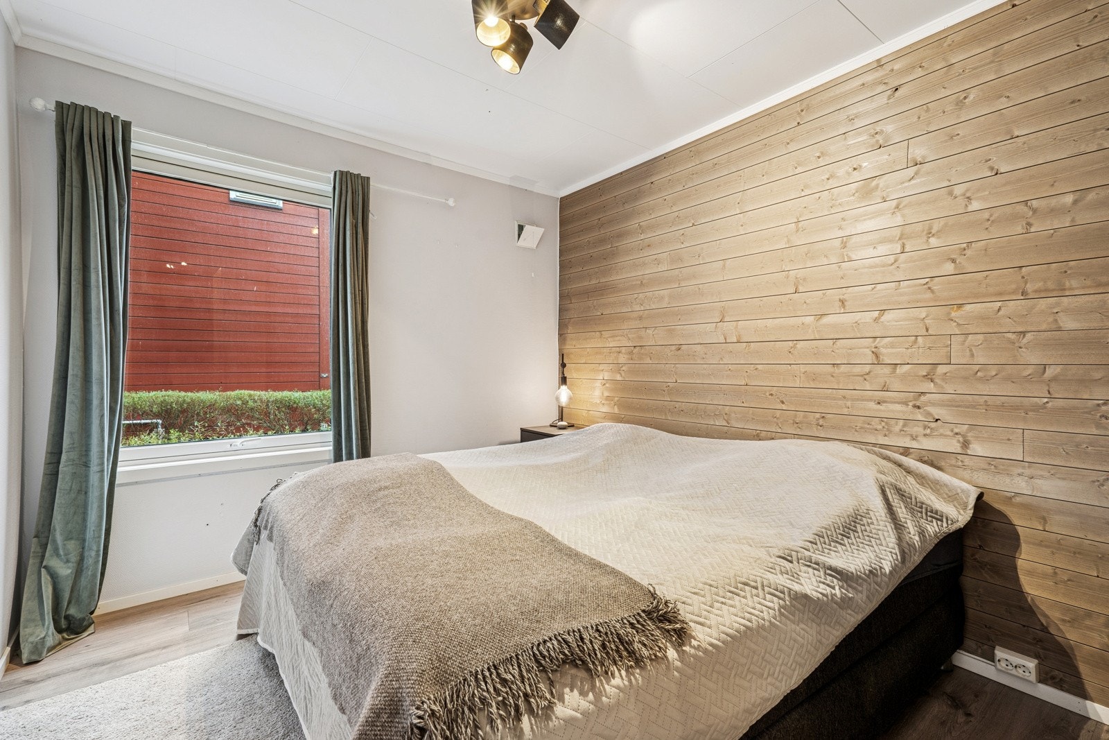 Hovedsoverom med god plass til dobbeltseng og store vindusflater. Galleribilde