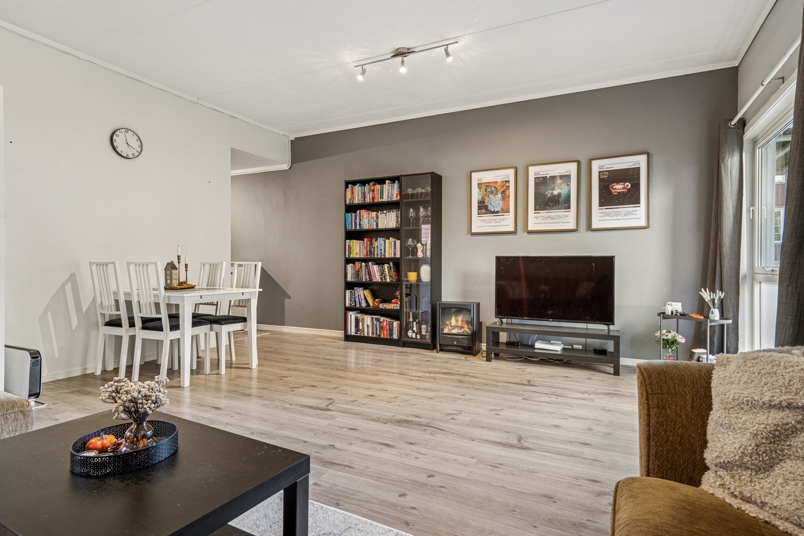 Romslig stue med plass til både sofagruppe og spisebord. Store vinduer slipper inn rikelig med dagslys. Galleribilde