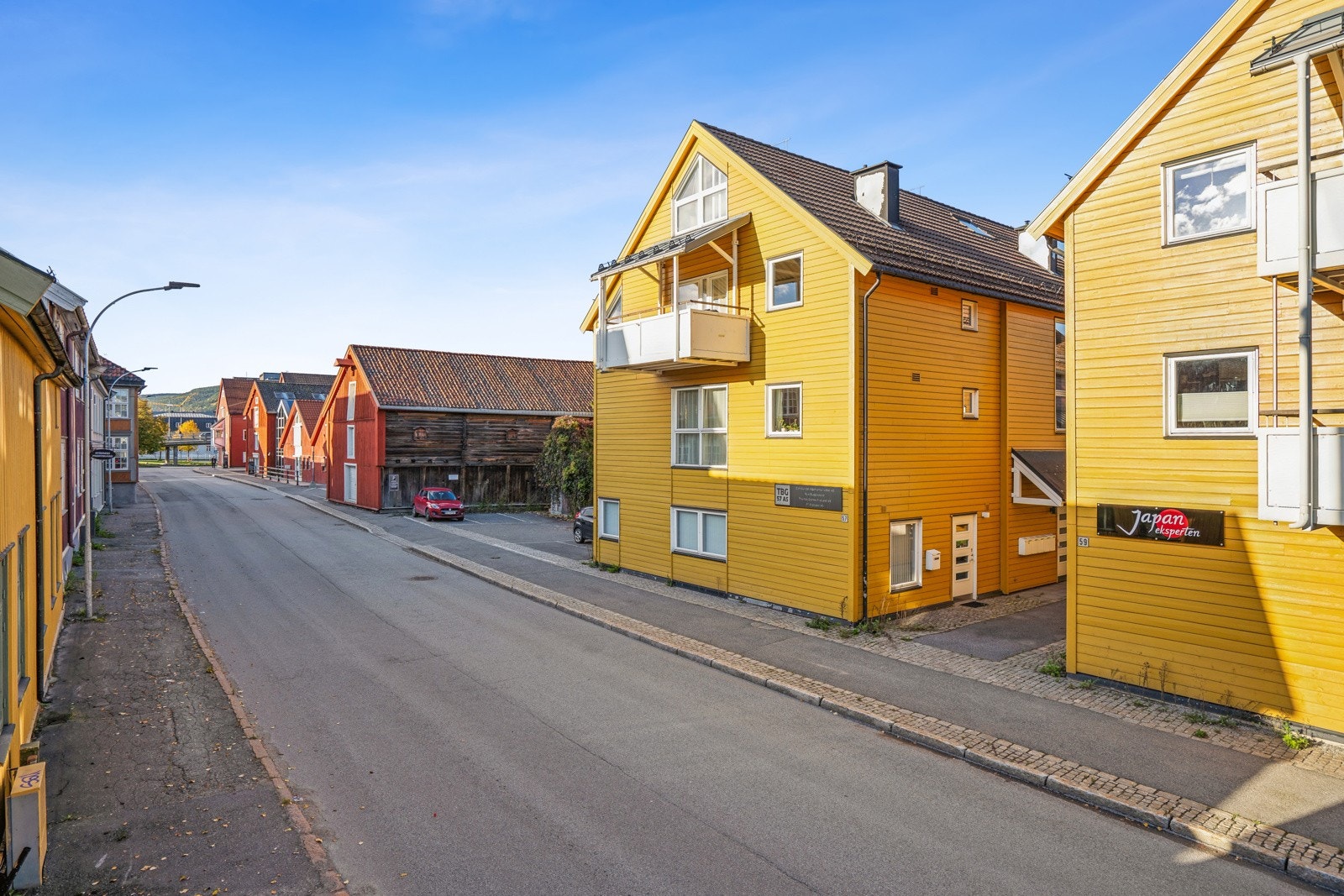 Gode bussforbindelser i gangavstand fra leiligheten. Galleribilde