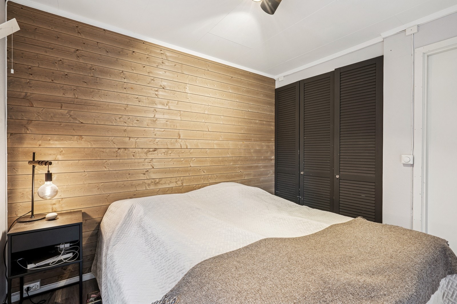 På soverommet finner du et romslig garderobeskap som gir gode oppbevaringsmuligheter. Galleribilde