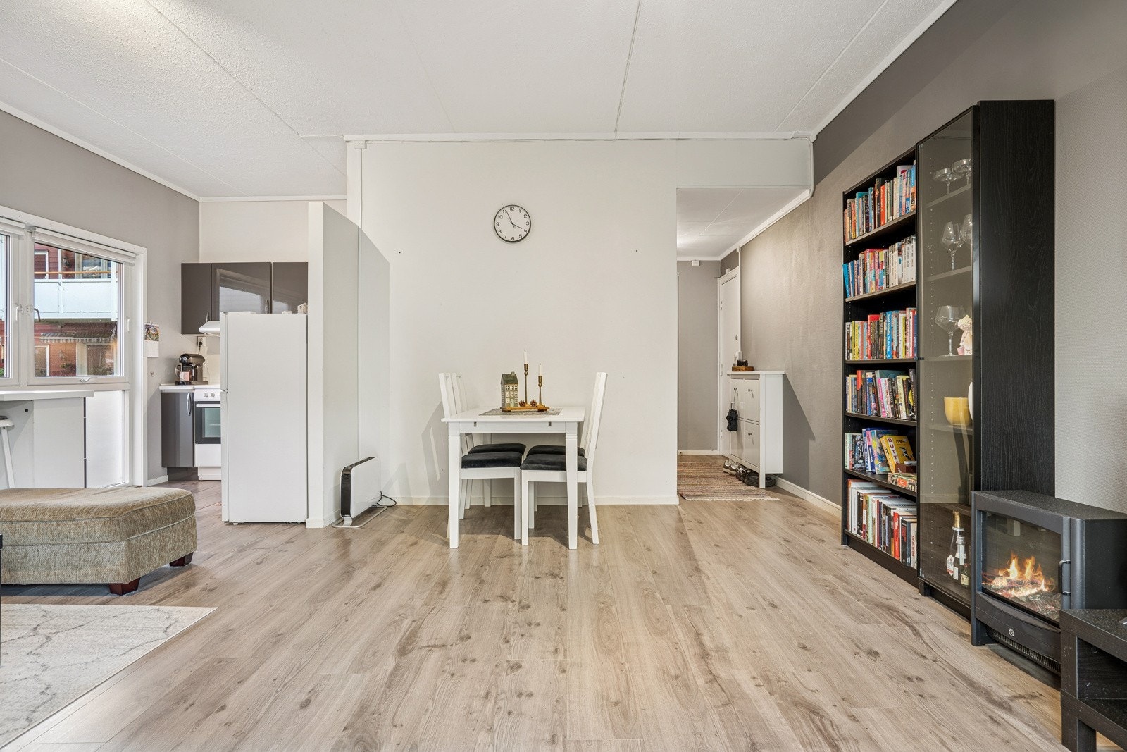 Spisebordet er naturlig plassert mellom stue og kjøkken. Galleribilde