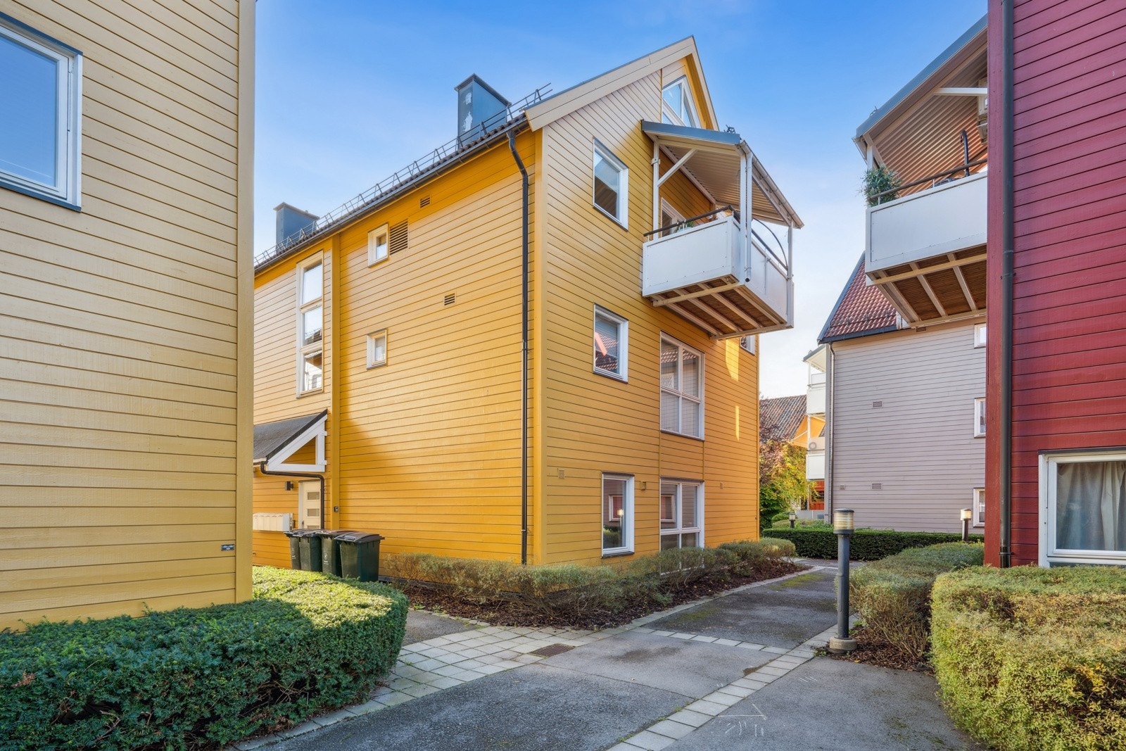 Leiligheten ligger i byggets 1. etasje. Galleribilde