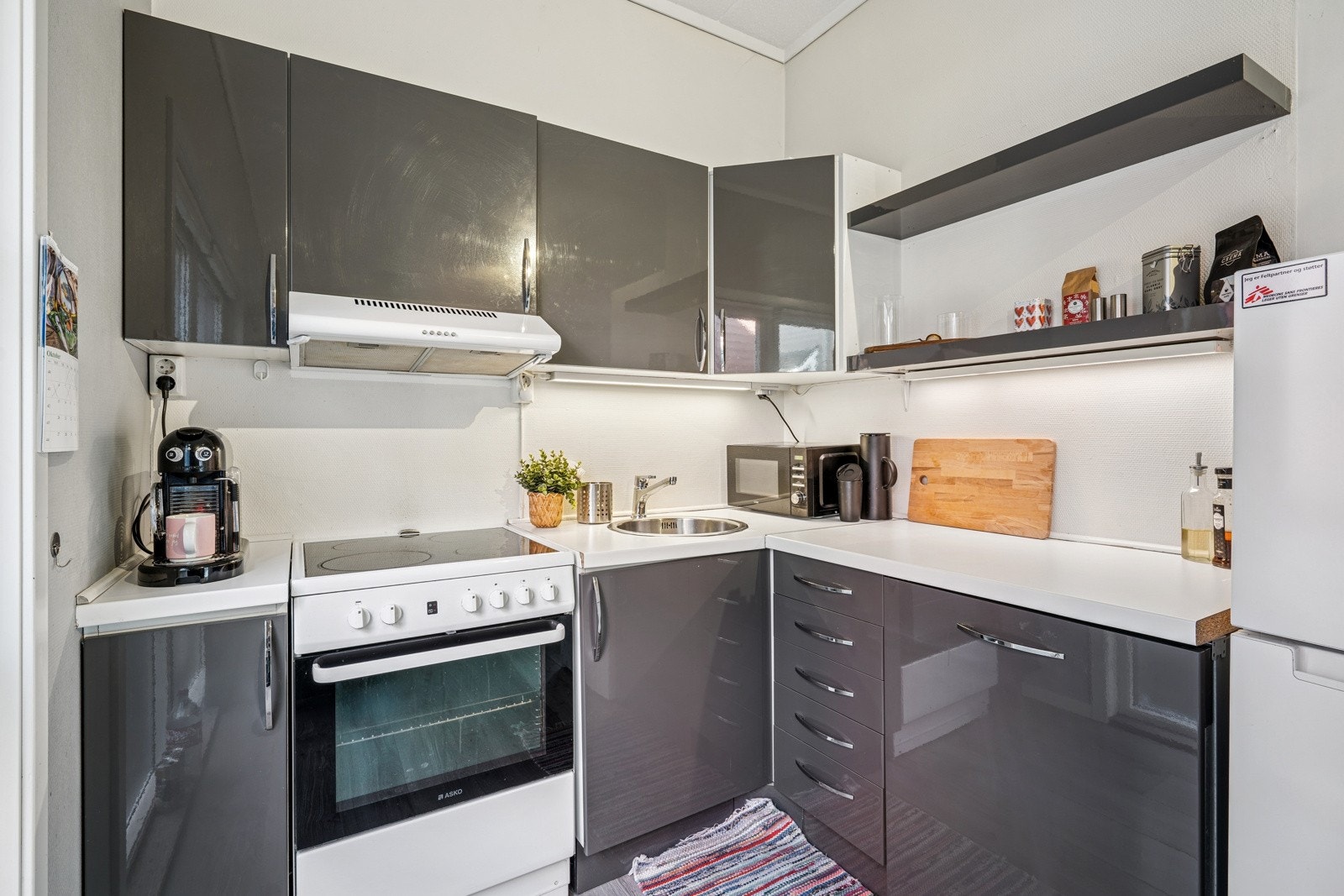 Kjøkkenet har moderne innredning, godt med skapplass og praktisk layout som utnytter rommet effektivt. Galleribilde