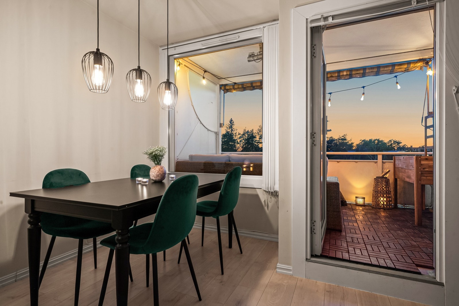 Stuen har god plass til spisebord, med en flott plassering mot store vinduer som slipper inn rikelig med naturlig lys. Galleribilde