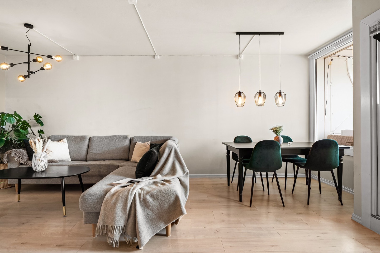 Det pene laminatgulvet og de malte overflatene gir et lyst og innbydende preg. Galleribilde