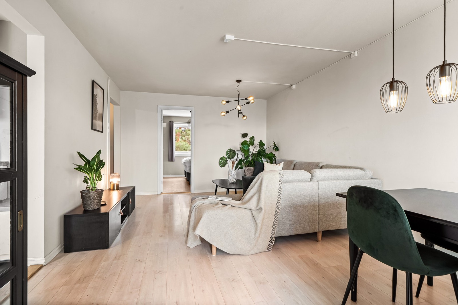 Her er det god plass til både sofagruppe, TV og annet møblement. Galleribilde