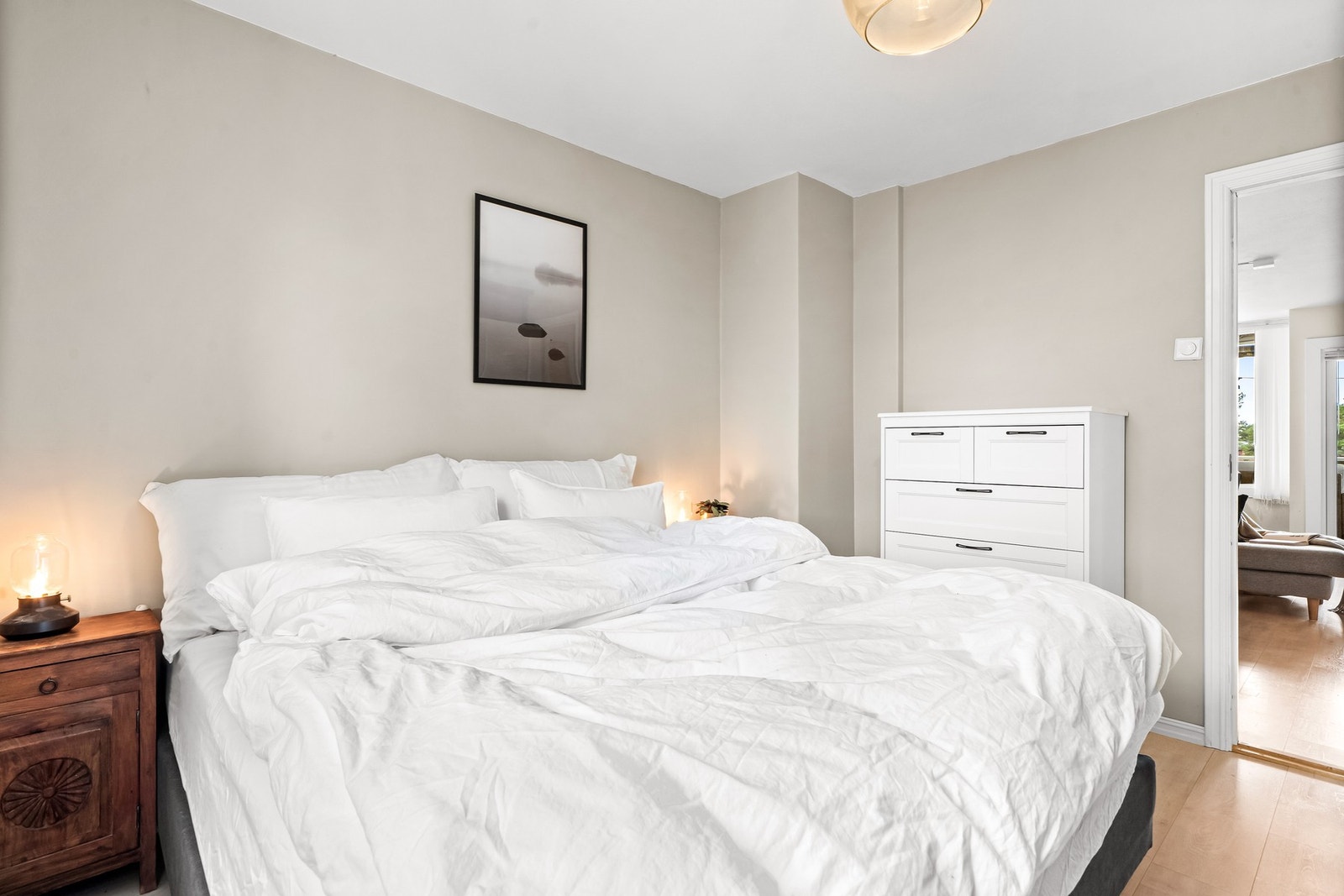 Leiligheten har tre gode soverom. Hovedsoverommet har inngang fra stuen og har god plass til dobbeltseng og tilhørende møblement. Galleribilde