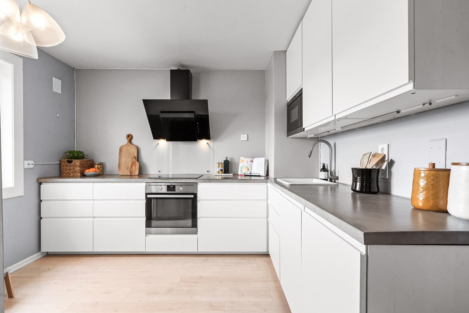 Kjøkkenet ligger i eget rom fra stuen og fremstår tidløst og stilrent med pen IKEA-innredning fra 2017. Galleribilde