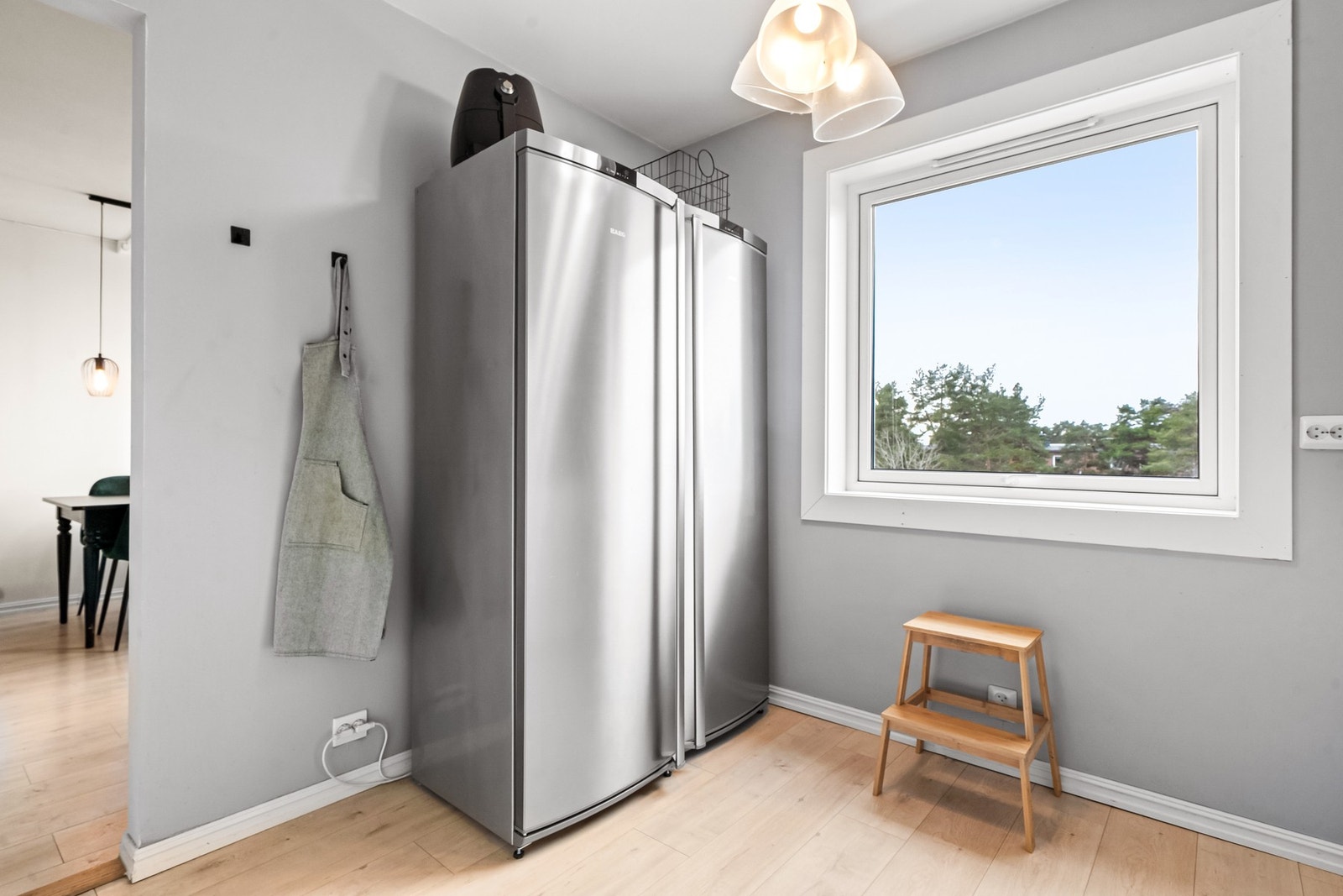 Videre har kjøkkenet frittstående kjøle/fryseskap som følger med boligen, i tillegg til integrert induksjonsplatetopp, stekeovn, mikrobølgeovn og oppvaskmaskin. Galleribilde