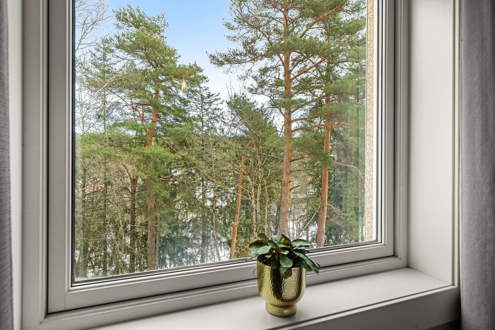 Vinduene på soverommene er vendt mot nordøst. Som gir behagelige og svalere rom på sommerstid. Galleribilde