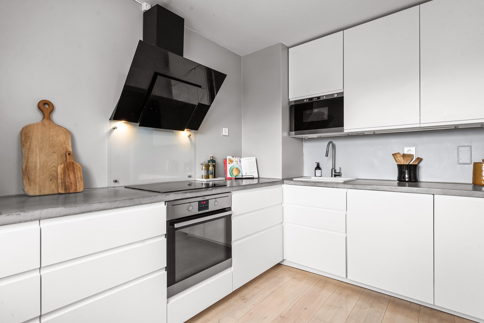 Innredningen har glatte fronter, gode oppbevaringsløsninger og romslig benkeplass. Galleribilde