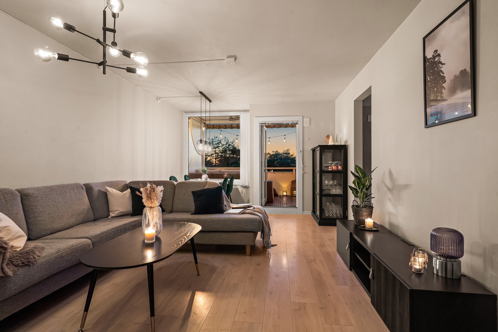 Fra balkongen har du en lys og romslig stue, med store vindusflater som ble oppgradert i 2016/2017. Galleribilde