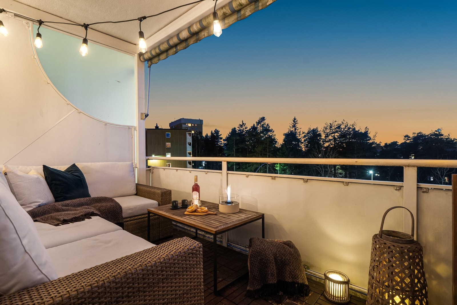 En lys og attraktiv 4-roms leilighet i tredje etasje, med gjennomgående planløsning og god intern beliggenhet i borettslaget. Galleribilde