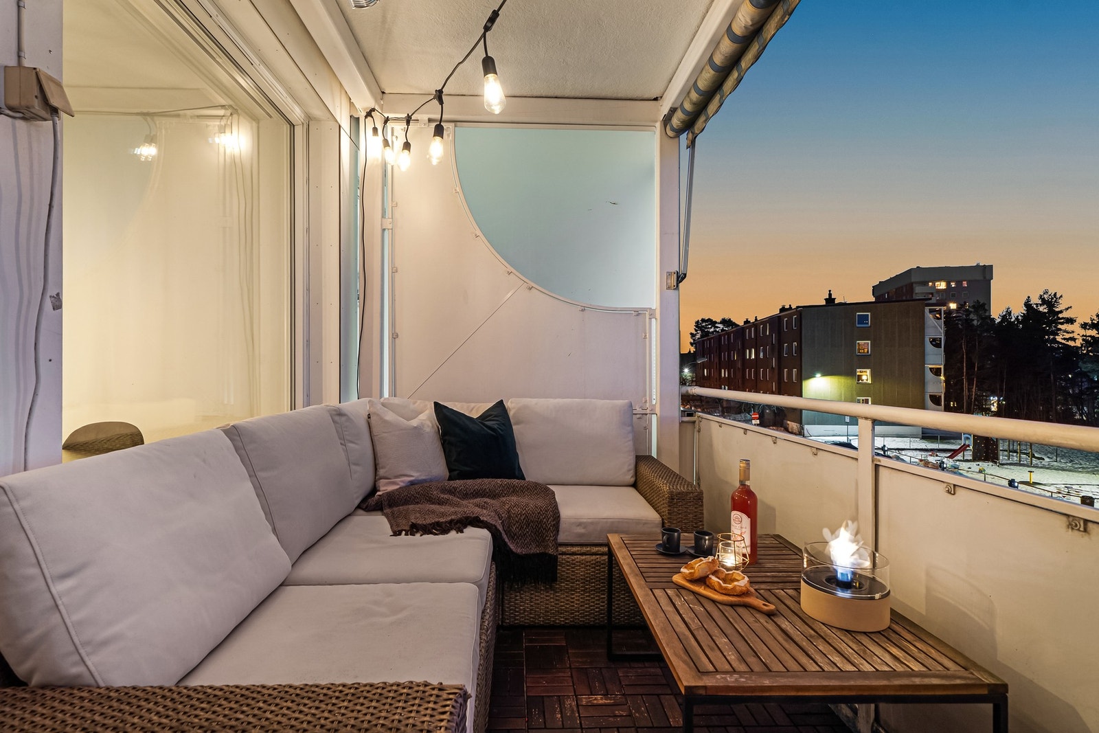 Den vestvendte balkongen på ca. 7,7 kvm fungerer som en naturlig forlengelse av stuen Galleribilde