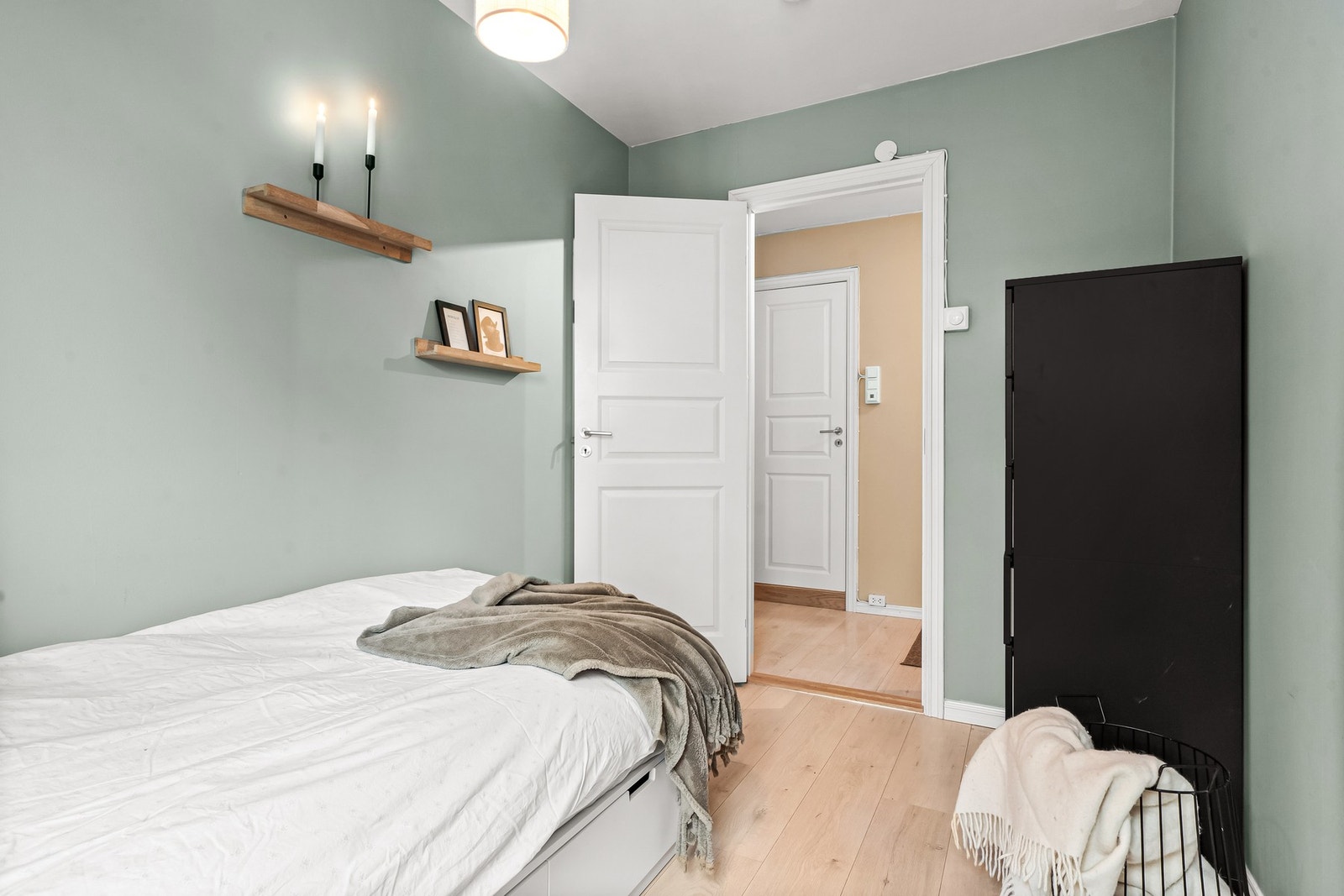 God plass på soverommene til seng, skrivepult og garderobe, med fleksible innredningsmuligheter. Galleribilde