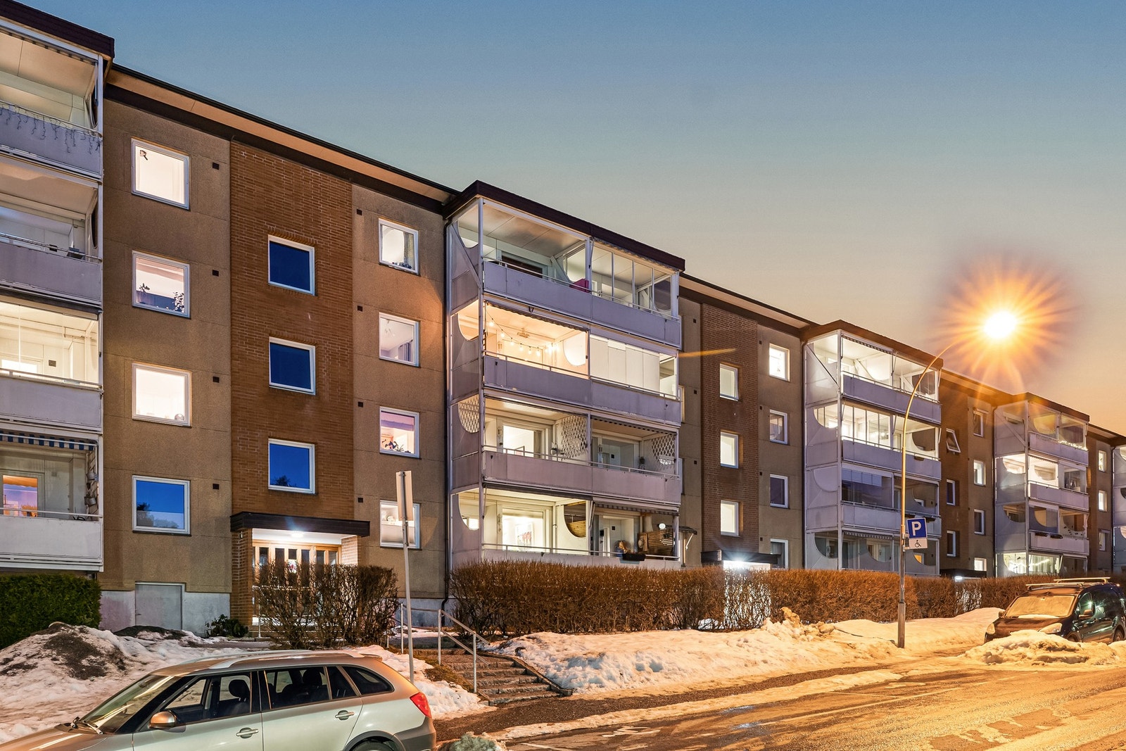 Leiligheten ligger pent plassert i 3.etasje, i et rolig bomiljø med enveiskjørt gate. Galleribilde