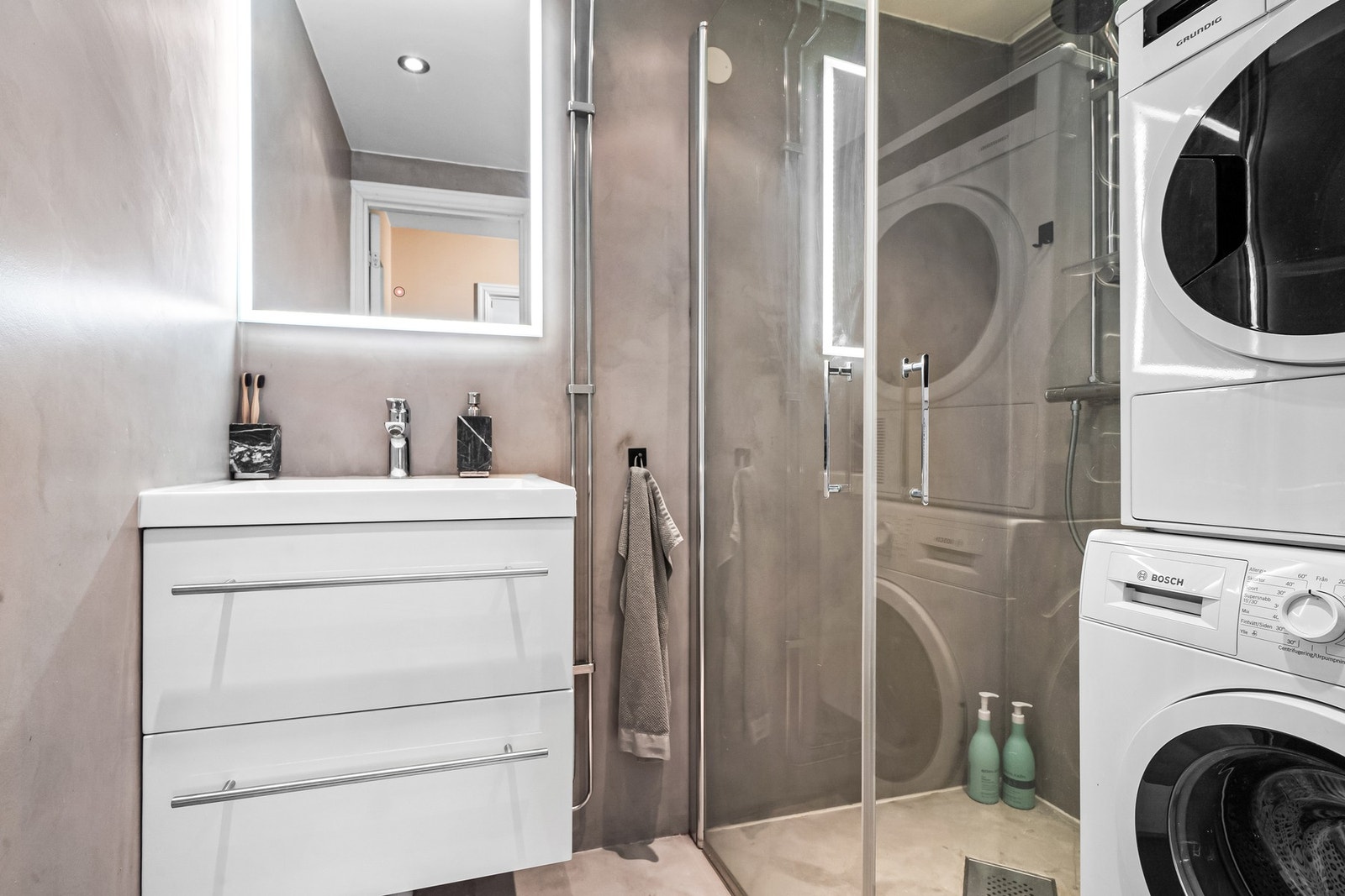 Leiligheten har både baderom og separat toalettrom. Rommene ble rehabilitert i regi av borettslaget i 2008/2009, og overflatene er oppgradert med mikrosement i 2018. Galleribilde