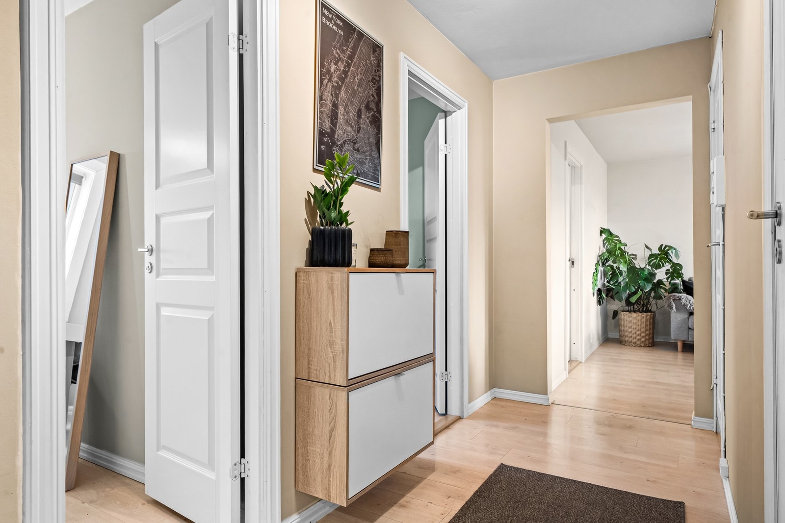 Videre fra entreen har du tilgang til bad og wc-rom, samt de to resterende soverommene. Galleribilde