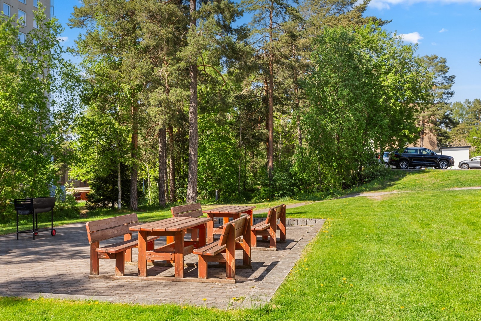 Gjennom skogholtet går en sti som tar deg til nærmeste dagligvarebutikk, og Oppsal P-hus, på kun to minutter. Galleribilde