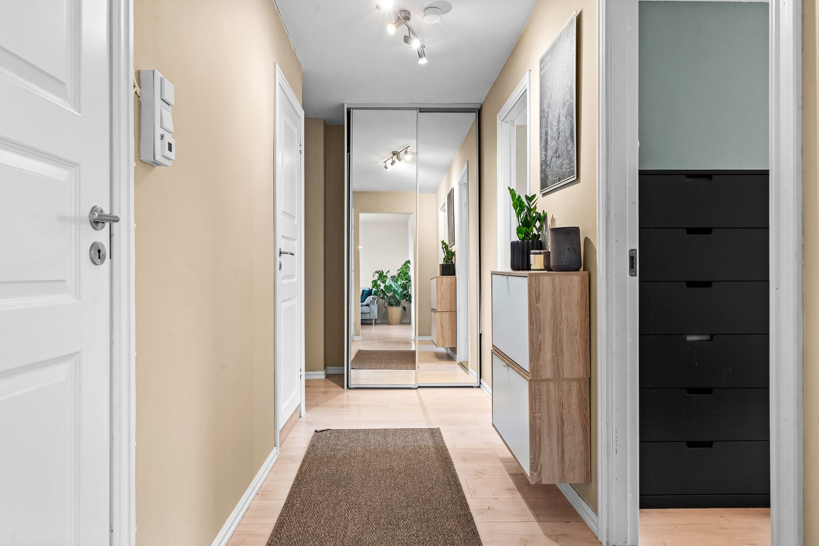 Entréen har god plass til yttertøy i garderobeskapet, og for ekstra lagring finnes tre disponible kjellerboder på til sammen ca. 8 kvm. Galleribilde