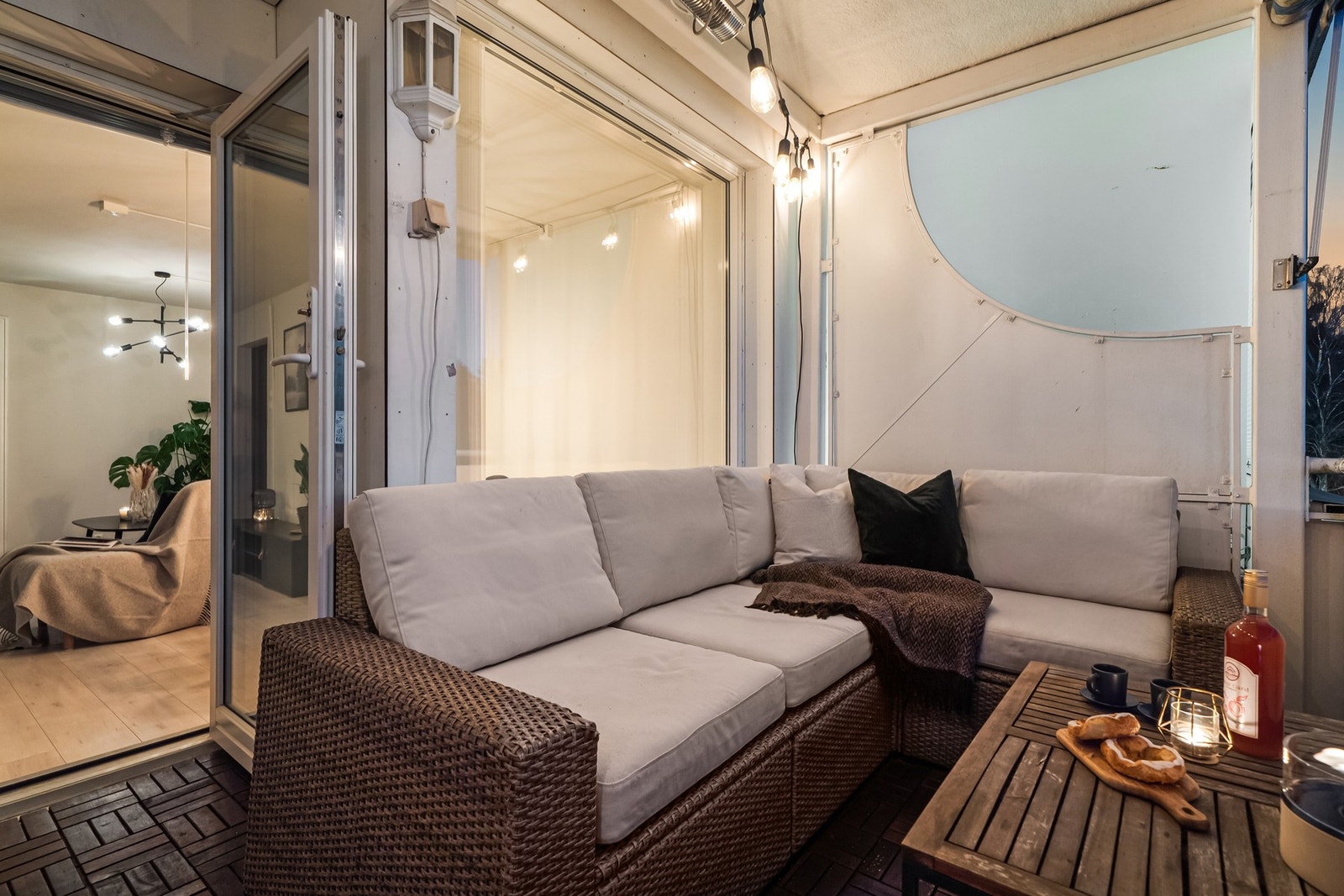 Balkongen har god plass til både sittegruppe og grill, og er utstyrt med markise, lys, stikkontakt og vegghengt varmelampe - perfekt for sene sommerkvelder. Galleribilde