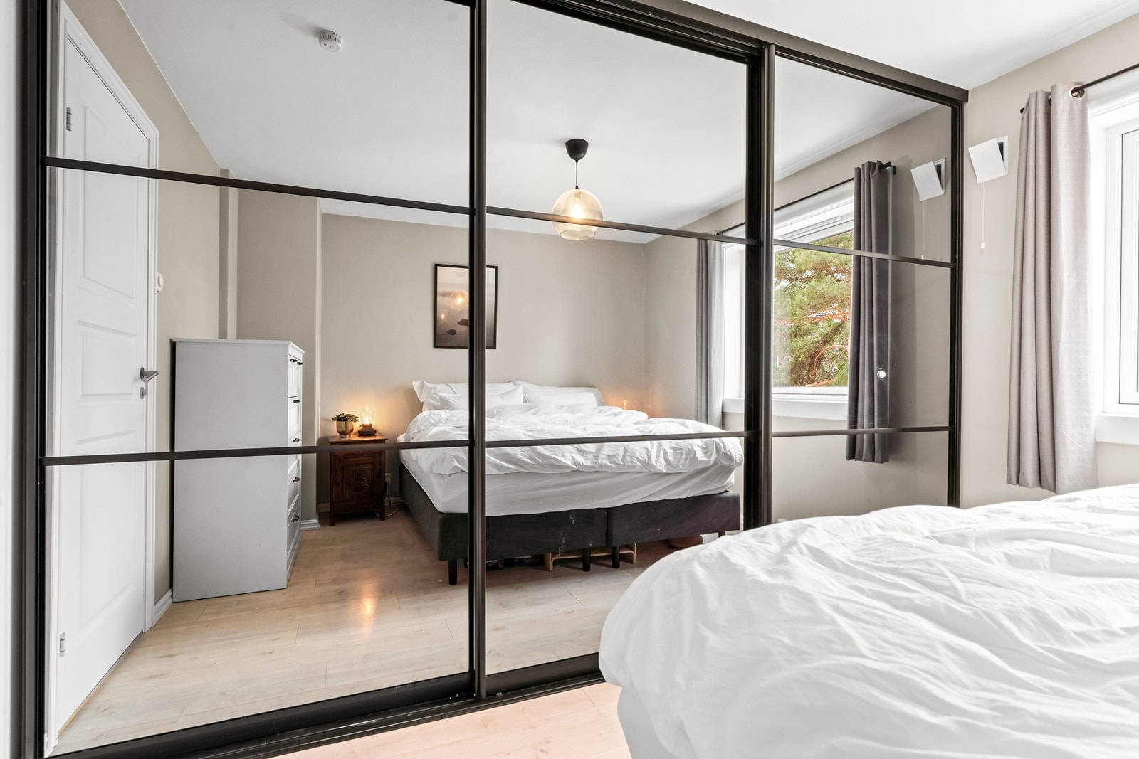 Hovedsoverommet er romslig og har skyvedørsgarderobe med speilfronter fra gulv til tak, som gir rikelig med lagringsplass. Galleribilde