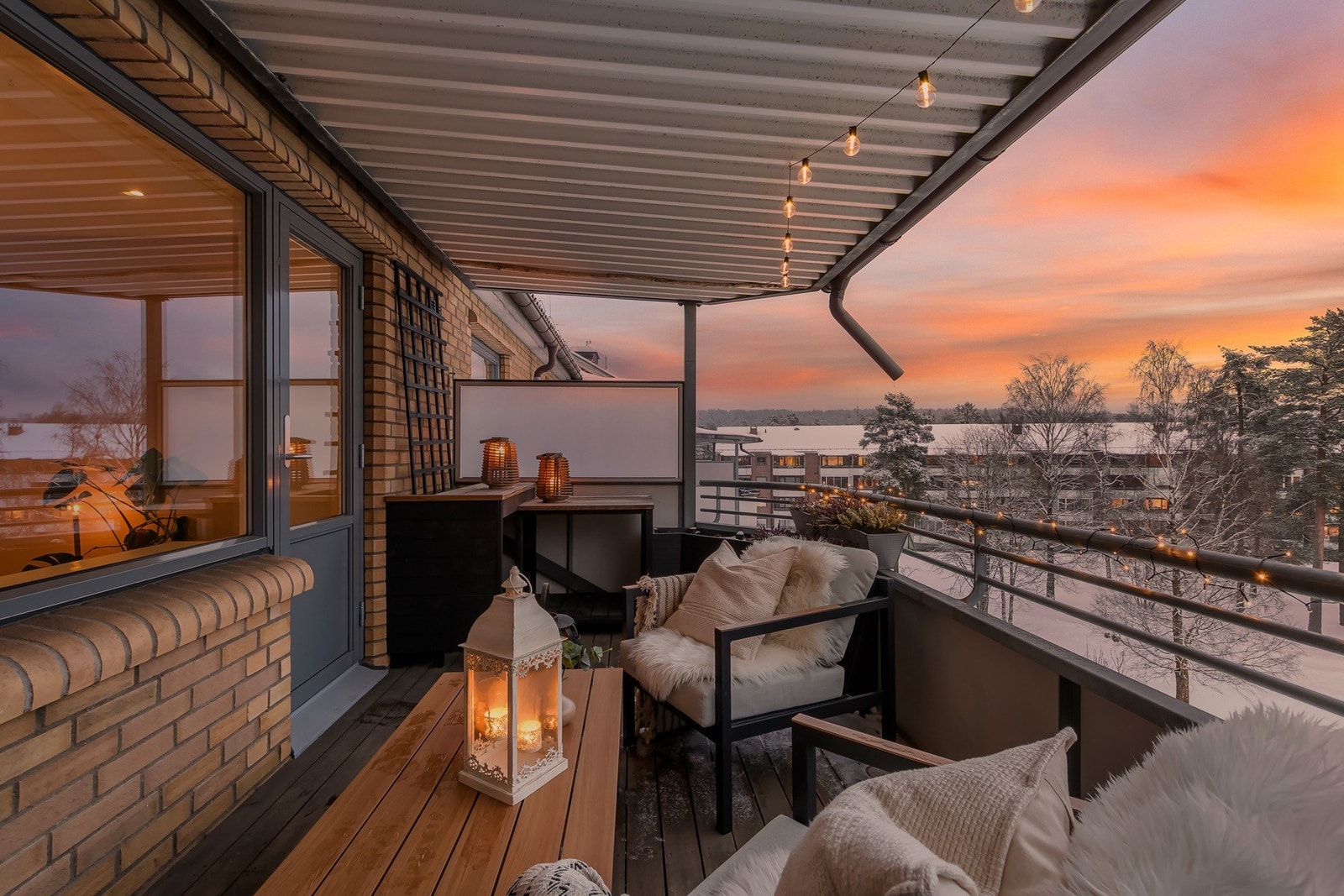 Det er god plass til diverse utemøblement og grill Galleribilde