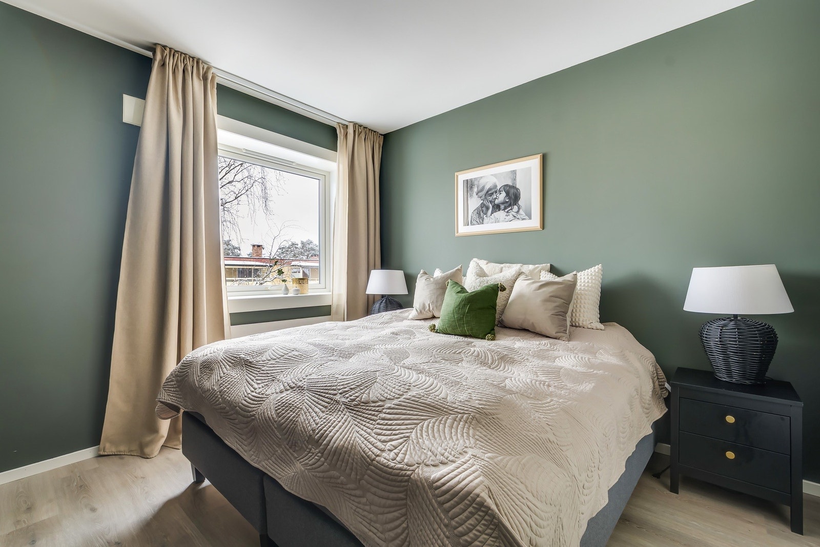 Hovedsoverommet er av god størrelse med plass til dobbeltseng Galleribilde