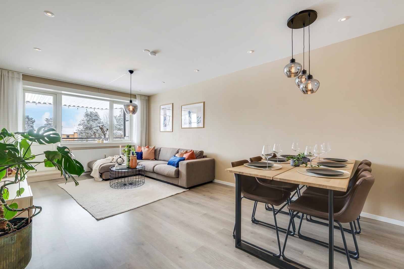 Veggene er malt i delikate, tidsriktige farger Galleribilde