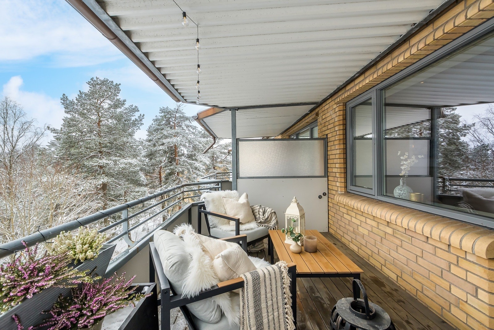 Balkongen byr på gode solforhold Galleribilde