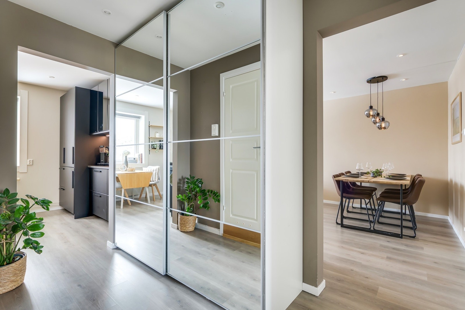 Svært innbydende entré med god plass til oppbevaring Galleribilde