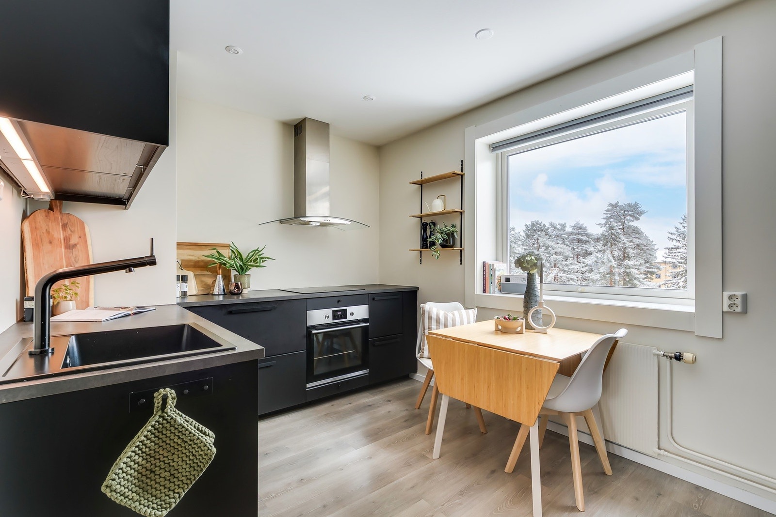 Separat kjøkken, godt med skap- og benkeplass Galleribilde