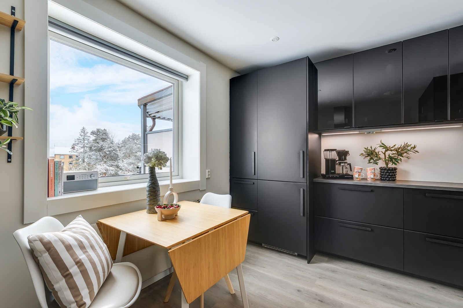 Tidløs kjøkkeninnredning med slette fronter Galleribilde