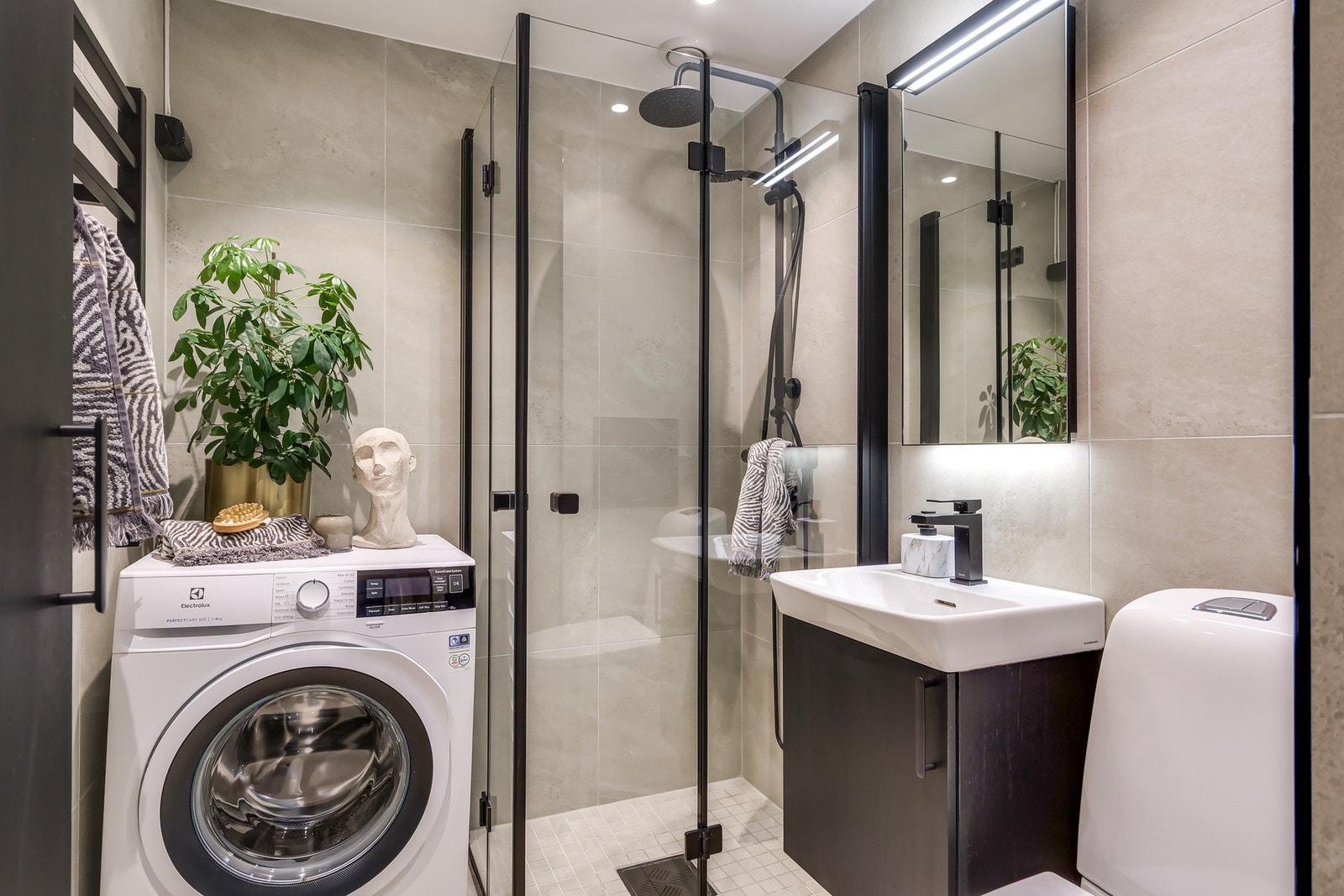 Strøkent bad med opplegg for vaskemaskin Galleribilde