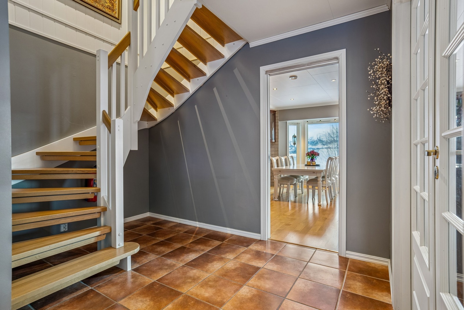 Entré og trapp opp til 2 etasje. Galleribilde