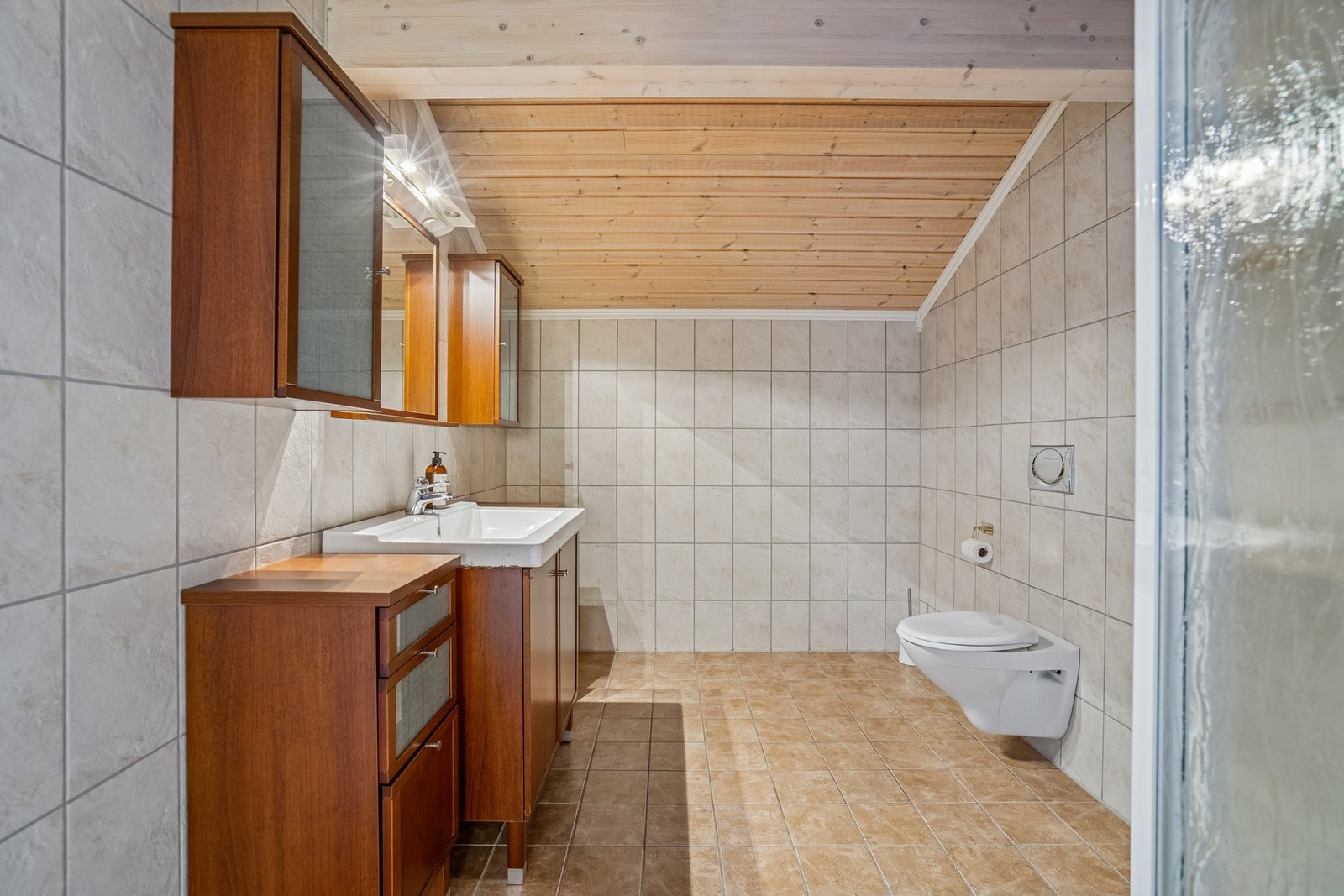 Komplett flislagt bad andre etasje. Galleribilde