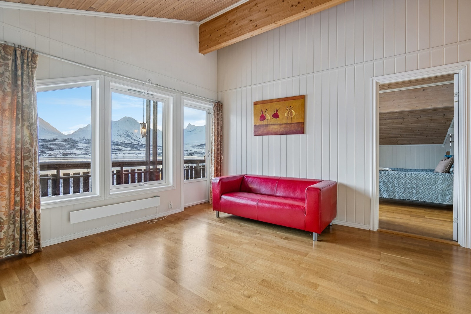 Loftstue med utgang til verandaen. Galleribilde