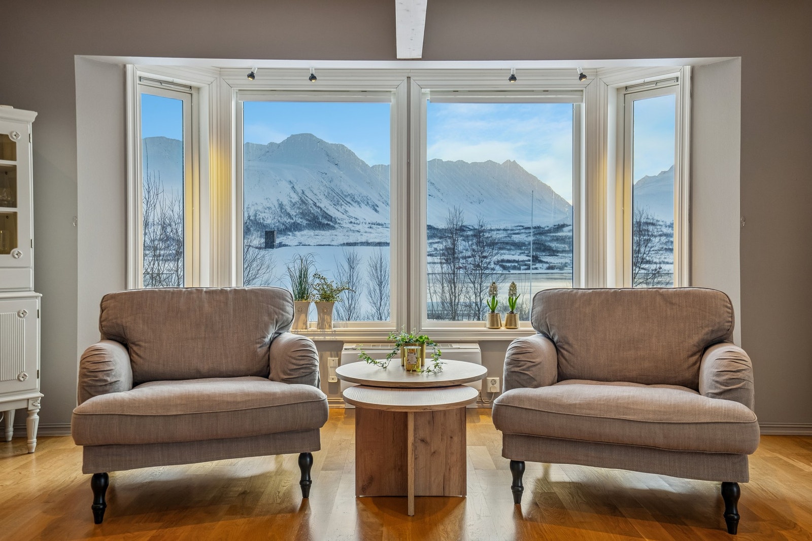 Nydelig utsikt over Lyngsalpene fra stuen! Galleribilde